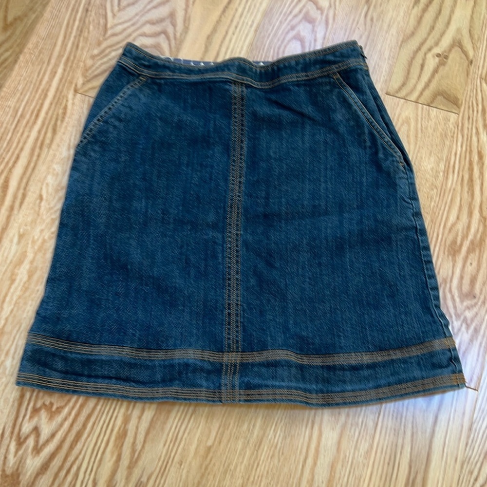 Boden SZ 8L denim skirt with stitching.